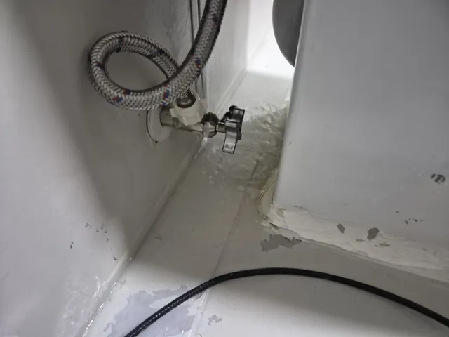 급수 앵글밸브와 호스 주변 노후·백화 흔적
