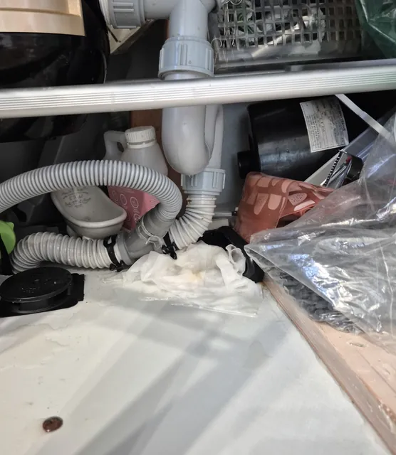 싱크대 하부장 배수관 주변 물기와 누수 흔적